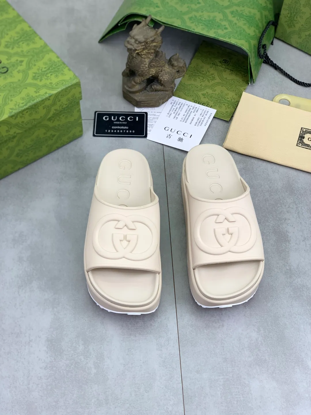 Men's Men's Shoes 💰P300💰[New Style] High Version 🎁🎁🎁 GUCCI New Year of the Snake casual slippers, original official website, perfect workmanship, transmitting a kind of noble luxury, sublimating its definition of luxury in Gucci's high-end extraordinary craftsmanship. Original Gucci double G combination outsole, code number: 35-46, complete package